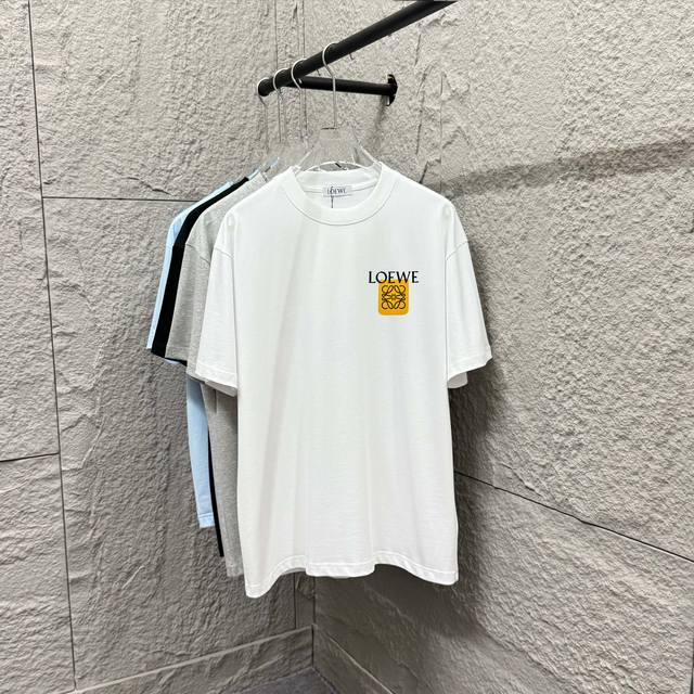 Loew* 罗意*威 2025春夏款 经典简约个性字母图腾立体硅胶+植绒工艺 Logo 定制双纱平纹纯棉面料 短袖T恤 男女同款颜色：黑色 白色 花灰色尺码：