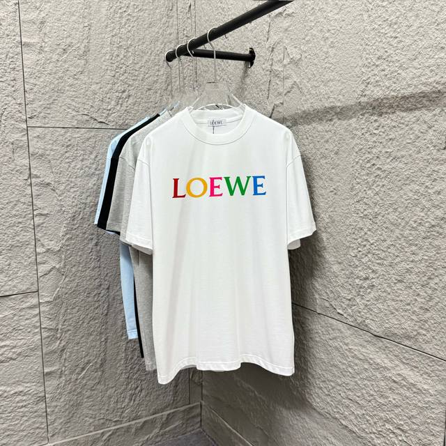 Loew* 罗意*威 2025春夏款 经典简约个性前后字母图腾立体硅胶Logo 定制双纱平纹纯棉面料 短袖T恤 男女同款颜色：黑色 白色 花灰色尺码： S 90