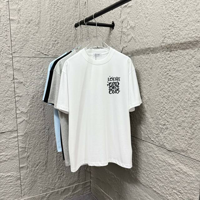 Loe*罗意* 2025春夏款 经典简约图腾字母 发泡工艺 个性Logo 定制双纱平纹纯棉面料 短袖T恤 男女同款尺码： S 90-130斤 M 120-150