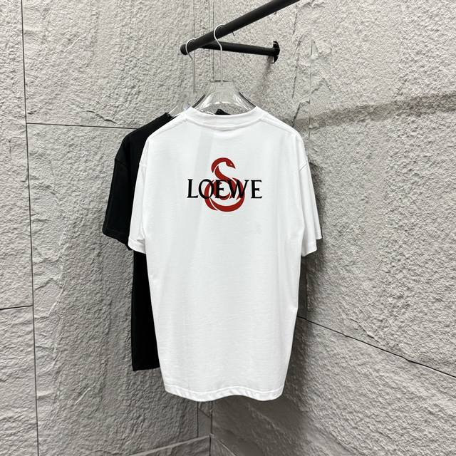 Loew* 罗意*威 2025春夏款 经典简约个性图腾立体植绒工艺 Logo 定制双纱平纹纯棉面料 短袖T恤 男女同款颜色：黑色 白色 花灰色尺码： S 90-