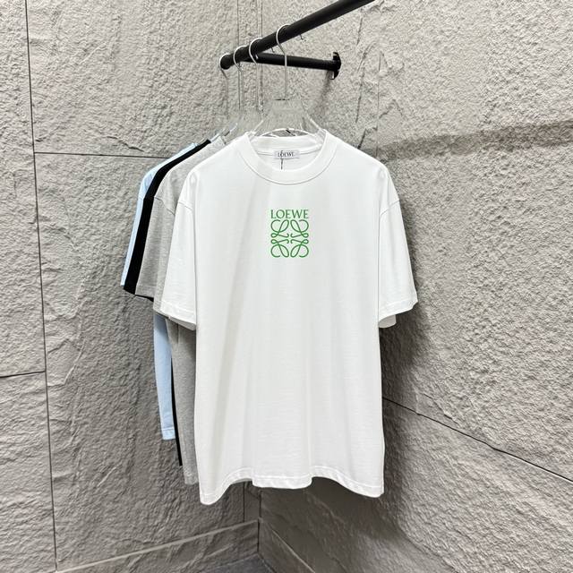 Loe*罗意* 2025春夏款 经典绿色图腾简约字母 厚板工艺 立体硅胶工艺 个性Logo 定制双纱平纹纯棉面料 短袖T恤 男女同款颜色：黑色 白色 尺码： S