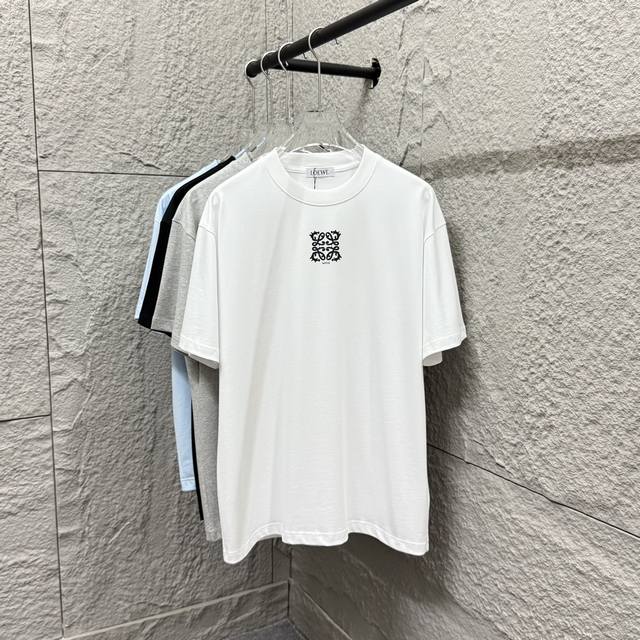 Loe*罗意* 2025春夏款 经典图腾简约字母刺绣个性Logo 定制双纱平纹纯棉面料 短袖T恤 男女同款颜色：黑色 白色 尺码： S 90-130斤 M 12