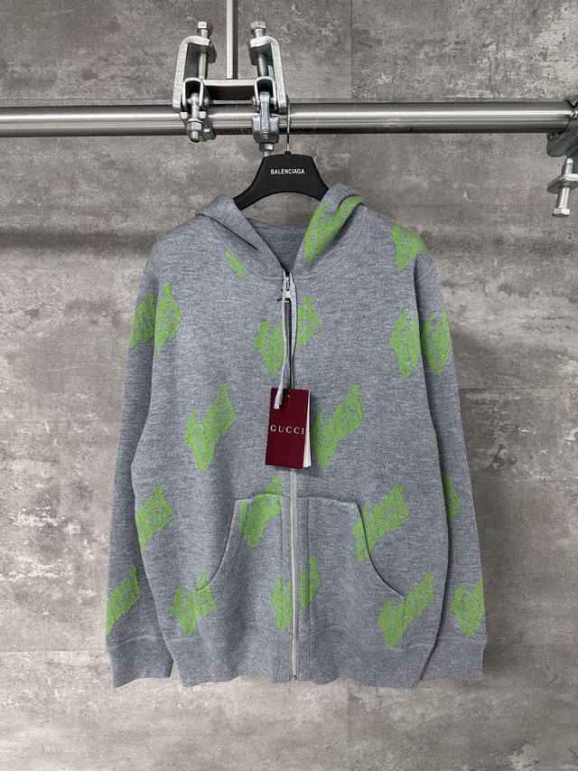 Gucci 25Ss新品两面穿提花羊毛拉链夹克灰色和绿色羊毛针织提花面料饰Currynew Xiang Zhang 艺术作品抽绳连体兜帽落肩设计 拉链开和正反两