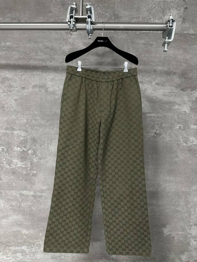 Gucci 古驰 25Fw早秋新款 双G满印提花暗纹长裤Gucci新款夹克以驼色和深棕色Gg帆布匠心打造，通体缀饰Gg切丝，尽释别致风韵。定制经典双G互扣面料，