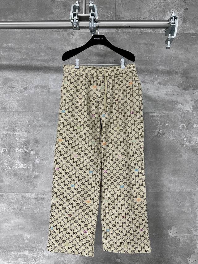 Gucci 古驰 25Fw早秋新款 双G满印提花休闲长裤Gucci新款夹克以驼色和深棕色Gg帆布匠心打造，通体缀饰Gg切丝，尽释别致风韵。定制经典双G互扣面料，