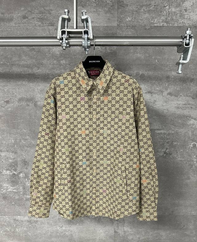 Gucci 古驰 25Fw早秋新款 双G满印提花立领长袖夹克Gucci新款夹克以驼色和深棕色Gg帆布匠心打造，通体缀饰Gg切丝，尽释别致风韵。定制经典双G互扣面