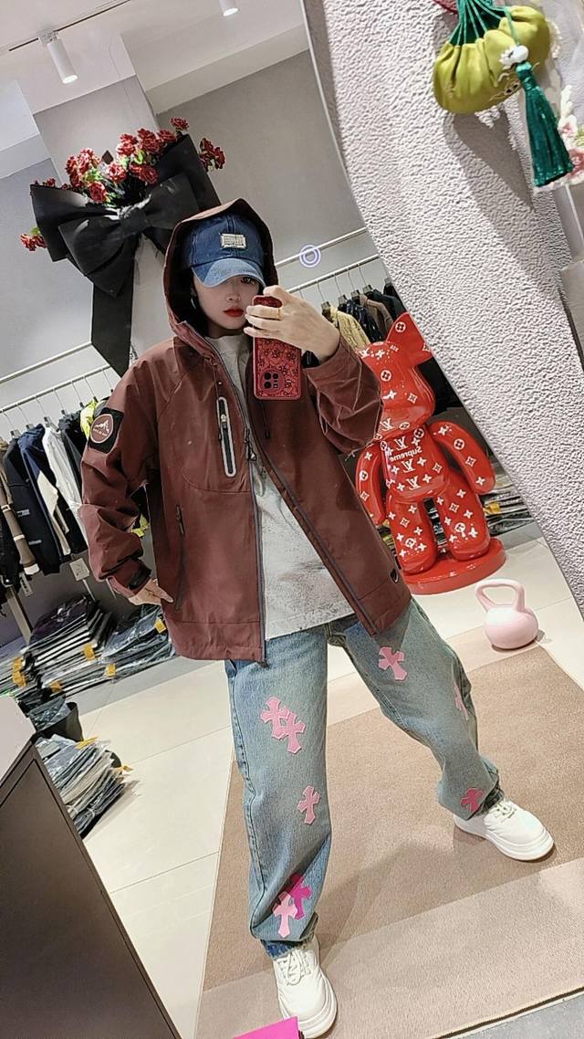 模特图 Chrome Hearts克罗心 25Fw Ch蓝裤粉皮贴皮十字架竹节牛仔裤采用拼皮元素，多以十字架形状呈现，皮料表面有闪粉 别出心裁的设计款 细节到位