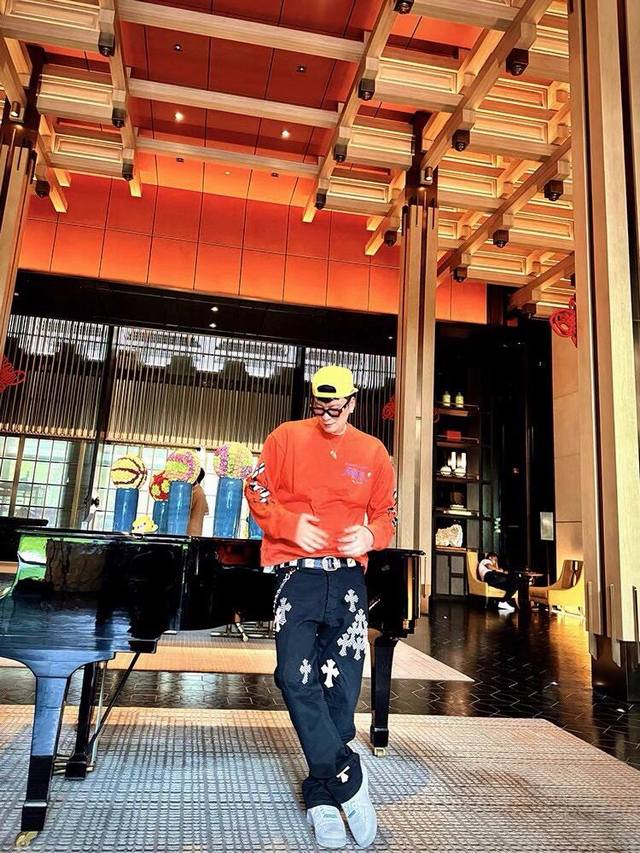 模特图 Chrome Hearts Ch克罗心樱花粉棋盘格十字拼皮牛仔裤，原版5W+众所周知Chromehearts牛仔裤会采用Vintagelevis牛仔裤作