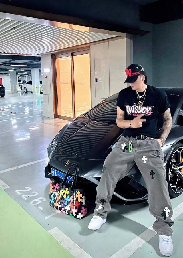 模特图 Chrome Hearts 克罗心 十字架贴皮牛仔裤工装 伐木裤克罗心的伐木裤来了！！！ Ch克罗心双膝十字架贴皮Bo1版型伐木裤直筒工 装裤 B136
