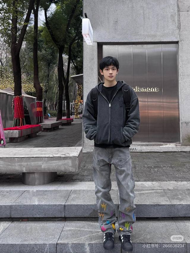 模特图 Amexnocap闪电新款香港限定拼皮满印高街风格水洗牛仔裤采用Vintagelevis牛仔裤作为底板进行创作，通常会加入自己独有的拼皮点缀，这正是令这