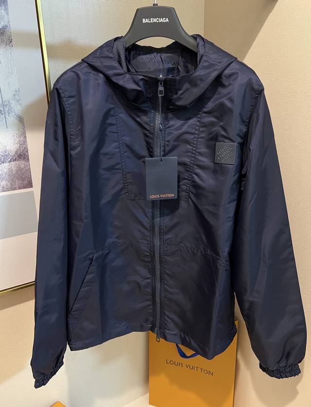 Size：S M L Xl 宝蓝 绿 灰色3色 男女同款 、秋冬必备 购物清单 时尚穿搭、1V路易家经典双面提花连帽拉锁风衣 冲锋衣外套 、太好看啦～仅限干洗