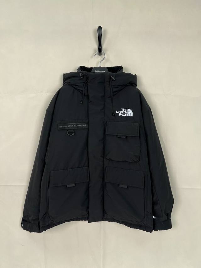 官方权威版本 The North Face北面工装羽绒服：颜色 黑色 尺码：Xs. S. M. L. Xl. Xxl. 羽绒：采用了800蓬的鹅绒填充，回弹性好