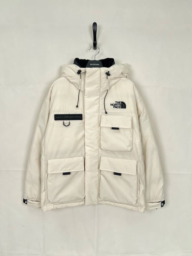 官方权威版本 The North Face北面工装羽绒服：颜色 米白色 尺码：Xs. S. M. L. Xl. Xxl. 羽绒：采用了800蓬的鹅绒填充，回弹性