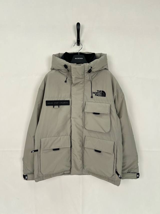 官方权威版本 The North Face北面工装羽绒服：颜色 灰色 尺码：Xs. S. M. L. Xl. Xxl. 羽绒：采用了800蓬的鹅绒填充，回弹性好