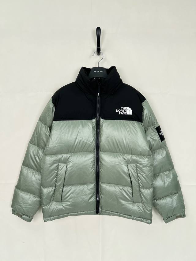 官方权威版本 The North Face北面大格子网格经典羽绒服：颜色 抹茶 尺码：Xs. S. M. L. Xl. Xxl. 羽绒：采用了800蓬的鹅绒填充