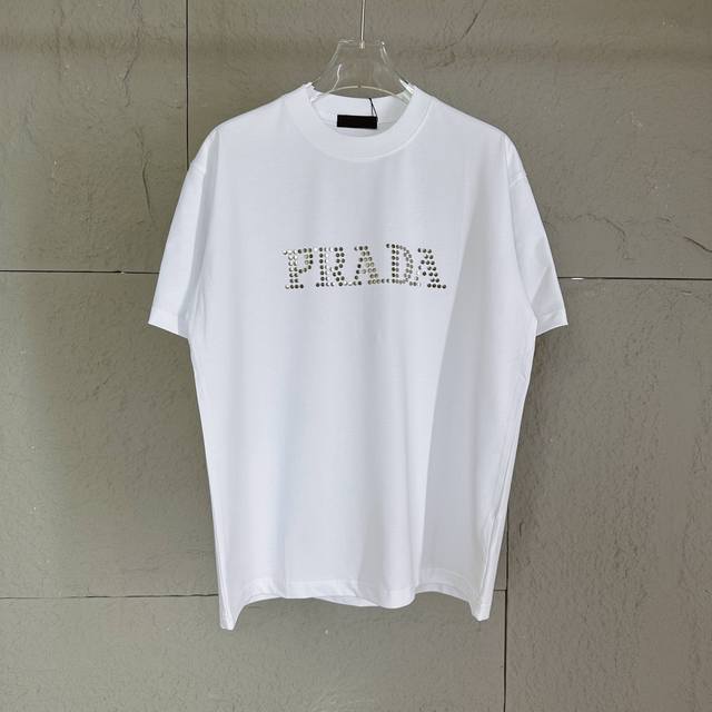 普拉*达 Prad* 2025春夏款 个性经典立体特色金属贴珠工艺 定制双纱平纹纯棉面料 短袖T恤 男女同款颜色：黑色 白色 尺码： S 90-130斤 M 1