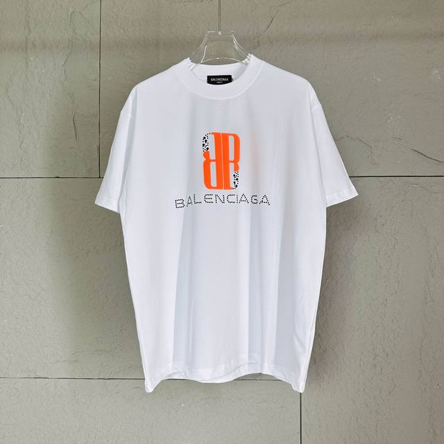 Balenci*Ga 巴黎2025春夏新款短袖T恤衫 经典字母立体发泡+珍珠工艺 定制双纱平纹纯棉面料 短袖T恤 男女同款颜色：黑色 白色 尺码： S 90-1