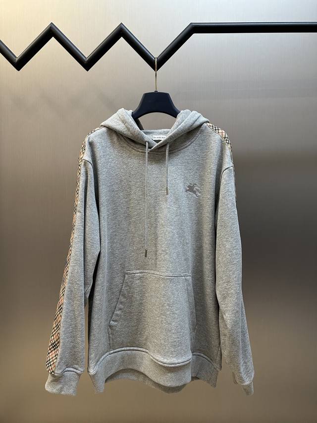 Burberry格纹棉质拉链连帽卫衣采用轻盈翻面绒棉质面料，一面光滑的棉质表面，一面经过起绒处理，形成细腻的绒毛，整体轻薄，同时具有透气性，保暖性，耐用性产品整
