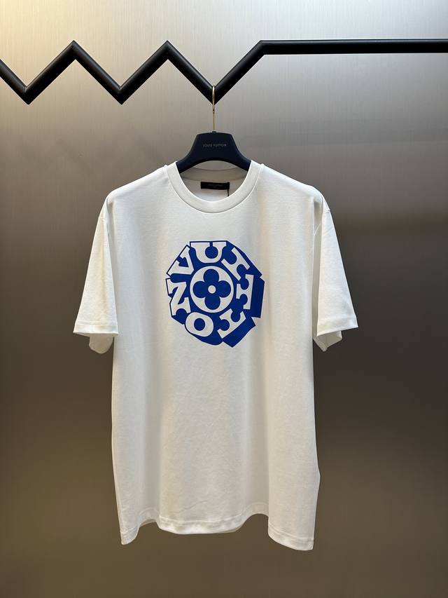 Lv Nigo 联名系列 印花短袖采用60S双面单纱面料，纱线支数为60支，属于高支棉纱纱线细腻柔软。这款面料以高支棉的细腻质感为核心，双面织造增强了实用性。单