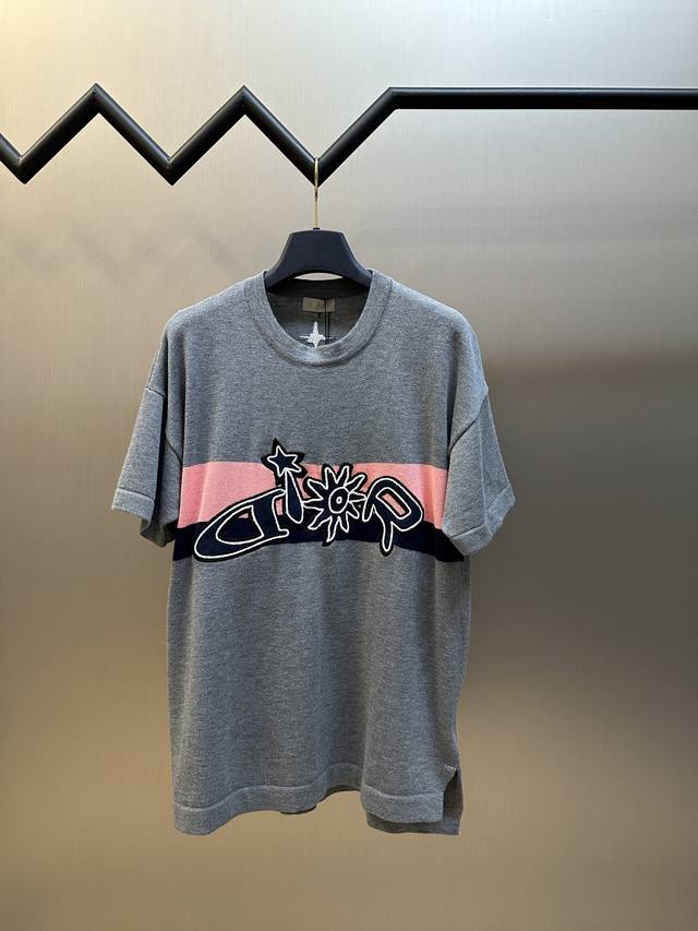 Dior 太阳花 羊毛针织短袖这款T恤是2025秋季男装系列新品，来自Dior And Lewis Hamilton限定系列。采用灰色绵羊毛针织面料精心制作，胸