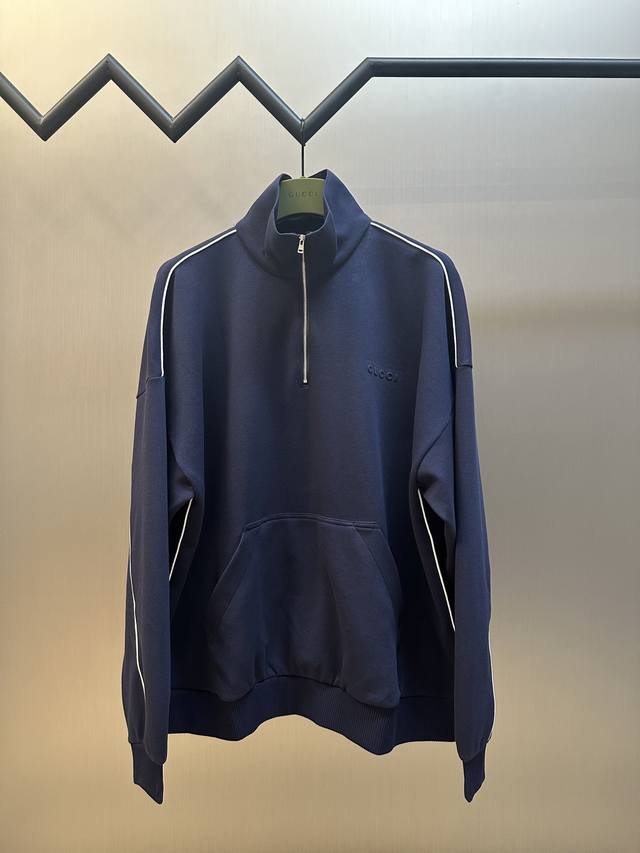 Gucci 压纹标识拉链卫衣定制定染海军蓝奢感柔绒平纹针织布，标志性Gucci标识细腻入微，精心勾勒的白色镶边滚边为点睛之笔，在和谐中达到完美的视觉平衡，半高领