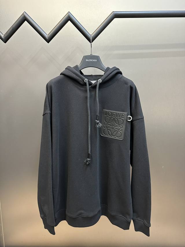 Loewe 罗意威24款皮标卫衣面料采用420克双股毛圏卫衣料，触感柔软舒适 挺阔有型。搭配胸前Loewe Logo皮标，胸前皮标位置均人工定位车制而成，面料都