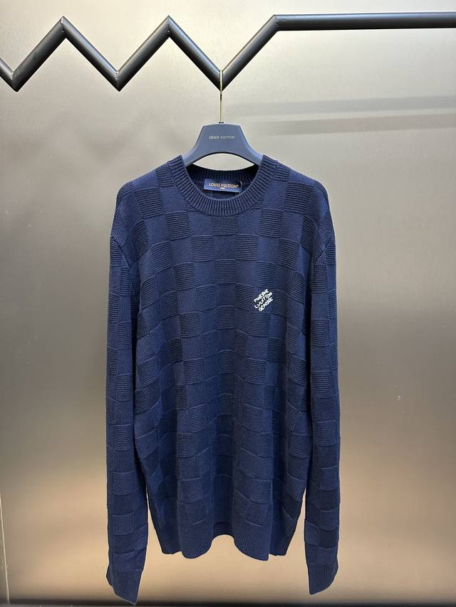 Lv 珠绣棋盘格套头毛衣本款毛衣以针织肌理重绎品牌经典Damier图案，呈现24春夏时装秀崭新亮相的Marque Lv Deposee珠饰刺绣，全幅Damier