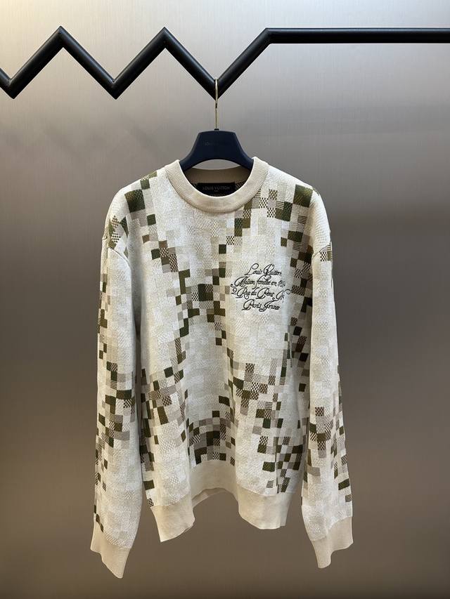 Lv 迷彩蛇年格子套头毛衣本款圆领衫取材经过认证的棉布，以像素效果 Snakoflage 图案焕新经典 Damier 元素，呈现宛如蛇皮革般的精致纹理。繁复提花