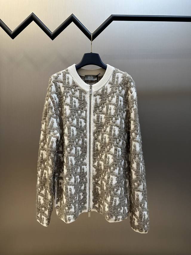 Dior 绵羊毛混纺 Oblique 印花开衫这款开衫是二零二五秋季男装系列新品，饰以经典 Oblique 印花图案。采用白色绵羊毛混纺提花面料精心制作，通体以