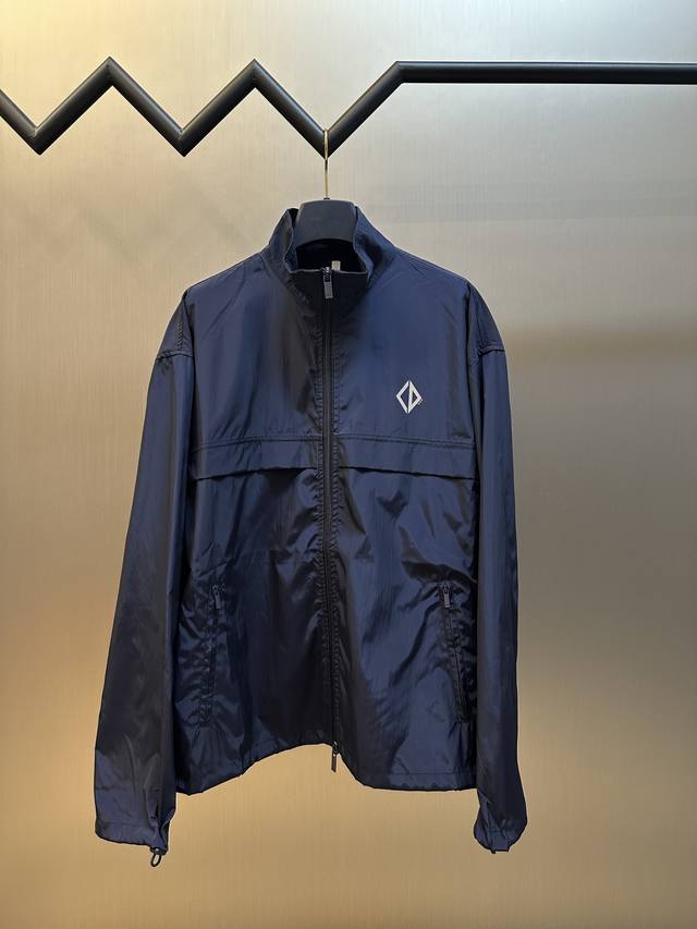 Dior Diamond 标志拉链夹克定制智感机能科技绸面料，前幅Dior Diamond标志以简约而精致的形态呈现，与背面醒目饰边Dior标志相得益彰，立领设