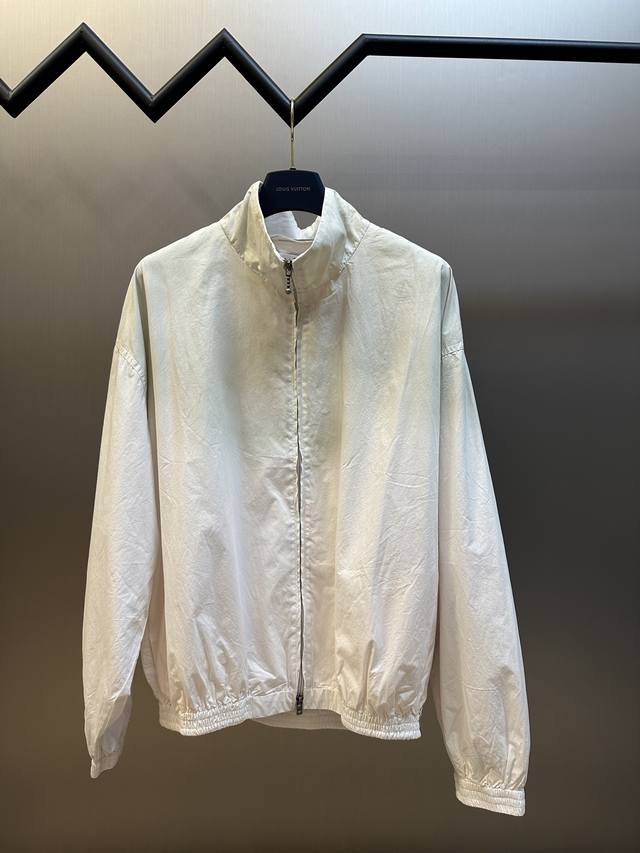 Acne Studios 撞色徽标拉链夹克定制幻光雅棉细织绸，晕染的做旧效果，搭配后幅醒目的 Acne Studios 1996撞色徽标点缀，既有着复古的韵味又
