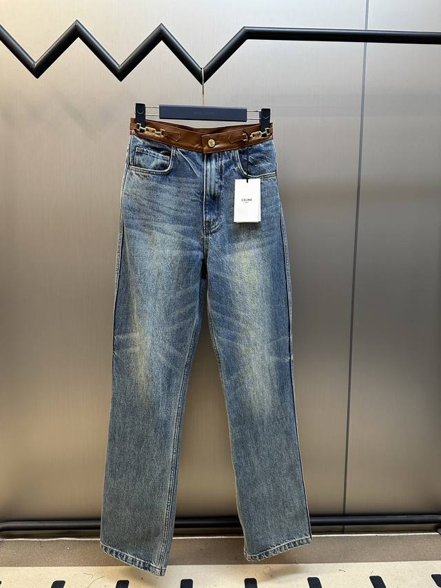 Celine 赛琳 皮边牛仔裤订织订染日本丹宁牛仔面料，100%纯棉纱线织布做到对版出货。Pismo水洗色，腰部饰有Triomphe链饰。皮边装饰Size：S
