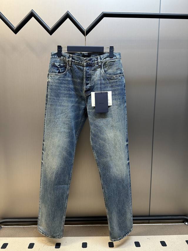 Prada 常规款做旧丹宁牛仔裤这款中腰牛仔裤采用经典剪裁，经过漂白水洗处理，突显丹宁牛仔的别样质感。设有五口袋，标签印有典藏徽标。Size：30.32.34.