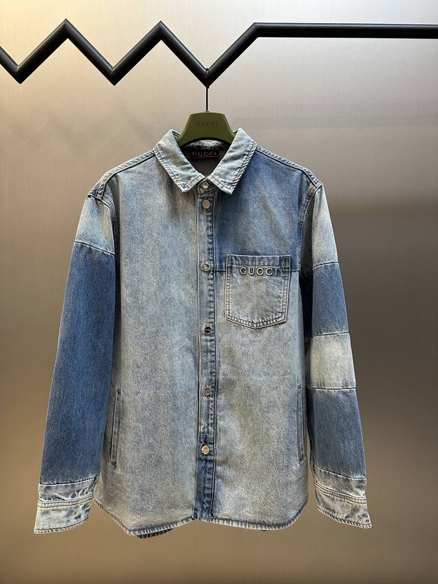 Gucci 水洗压纹牛仔衬衫定制幻韵浅蓝石磨水洗棉质丹宁绸，精致的Gucci压纹标识点缀于胸前口袋，洗水匠艺铸经典，邂逅了牛仔的诗意幻变，尽情展现独特的时尚品味