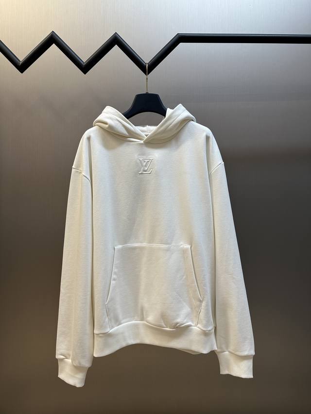 Lv 标识压纹连帽卫衣定制原版白云感亲肤纯棉卫衣绒料，标志性Lv标识压纹落于衣领下方，简约而不失高雅采用冲压填充技术，根据原版制作1:1大小 图案的模具，进而低