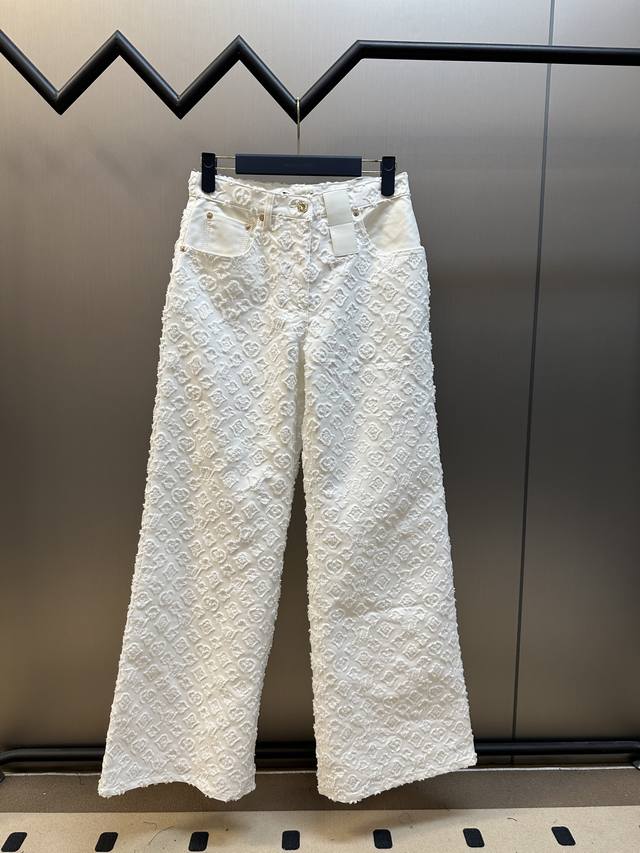 Lv Monogram 剪花牛仔长裤本款剪花长裤取材挺括棉质提花面料，令 Monogram 图案呈现细腻剪花肌理。素净嵌饰点睛口袋和后部，耀目金属件释放潮流锋芒