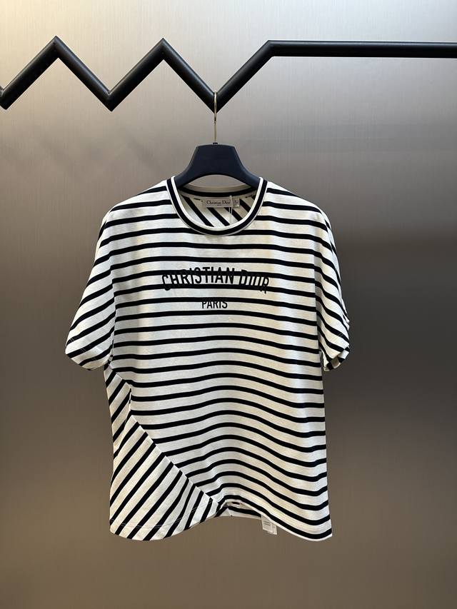 Dior 不规则条纹短袖海军蓝和白色棉质平纹针织面料，这款T恤饰以解构效果D-Stripes图案装饰，为时尚造型赋予折纸效果。采用海军蓝色和白色棉质平纹针织面料