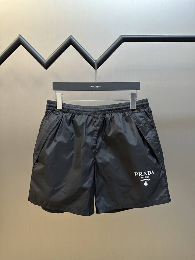 Prada 印花尼龙短裤定制再生幻纶尼龙织物，清爽透气。标志性Prada Logo以一抹纯净白标点缀于裤身，侧边巧妙融入的立体剪裁，增添层次与动感。厚板印花，利