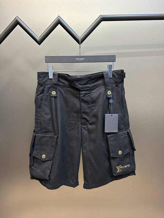 Lv 金属标多口袋工装短裤面料采用10S双股全棉大马丁布，克重330G，订染大货面料黑色，采用白胚缸内煮炼祛除杂质，溢流缸活性染黑，开模订制青铜材质小标，手缝四