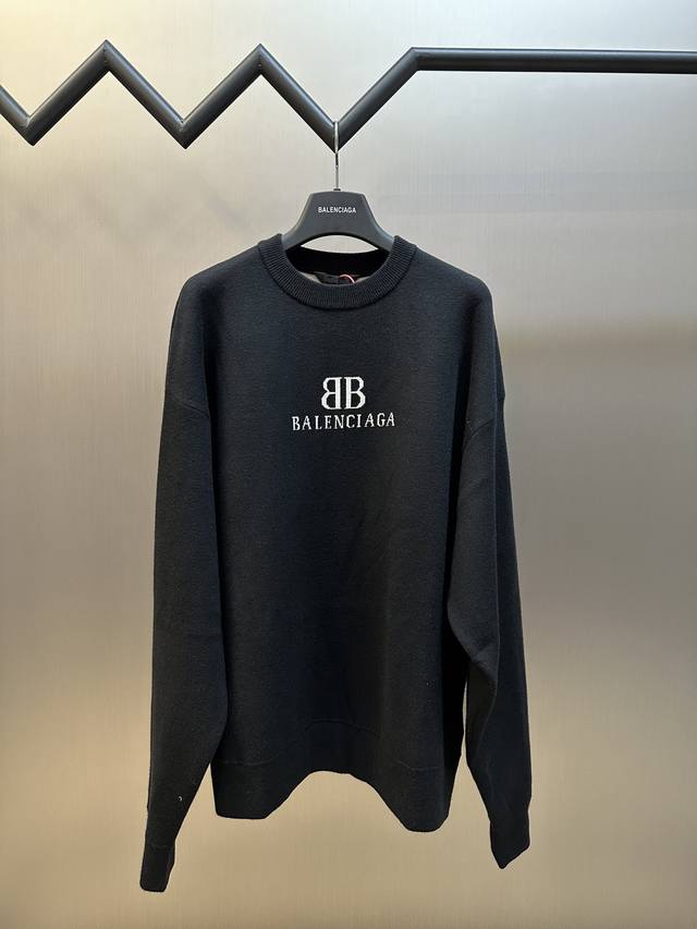 巴黎世家 Bb提花针织长袖臻选羊棉混织奢料，饰白色丝线Bb Balenciaga提花艺术作品作笔触，品牌基因的深刻烙印，黑白幻韵 前后呼应。德国进口机提花组织而