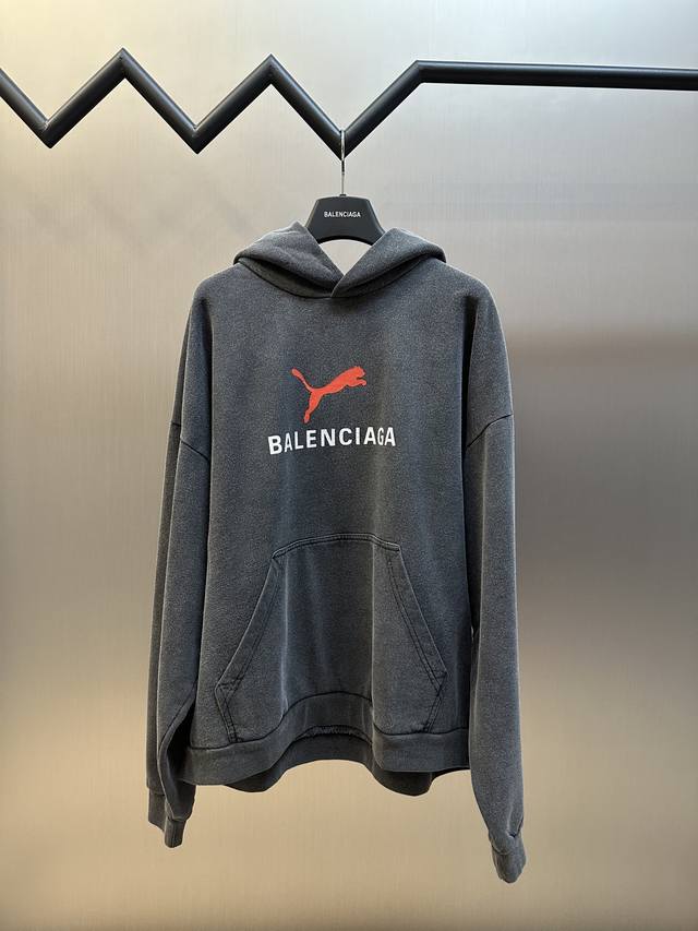 巴黎世家 彪马联名 卫衣Puma Hoodie褪色水洗黑色连帽卫衣，无抽绳兜帽，正面1个袋鼠式口袋，正面饰以Balenciaga标识和Puma Cat艺术作品印