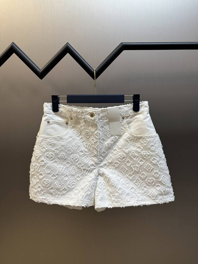 Lv Monogram 剪花牛仔短裤本款迷你短裤取材挺括棉质提花面料，令 Monogram 图案呈现细腻剪花肌理。素净嵌饰点睛口袋和后部，耀目金属件释放潮流锋芒
