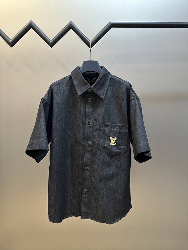 Lv 拉菲草 牛仔短袖衬衣本款短袖衬衫取材轻盈舒爽的青年布，以当季 Lv Raffia 刺绣工艺为胸前口袋勾勒 Lv 字母，并于背后呈现手写体路易威登标识，搭配