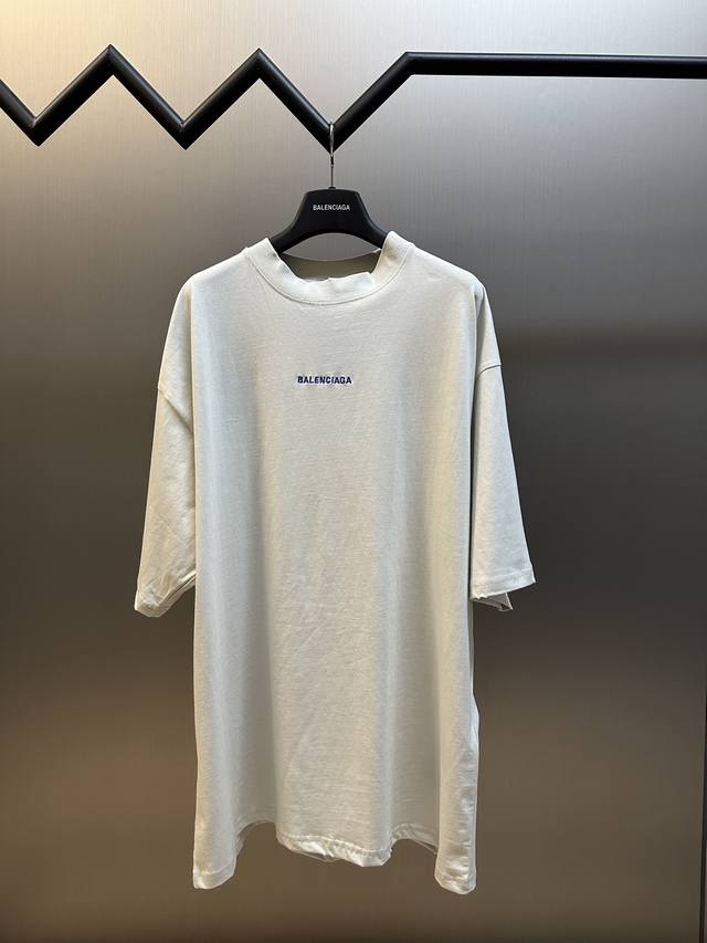 巴黎世家 做旧蓝色刺绣短袖采用平纹针织面料，正面和背面饰以Balenciaga 蓝色艺术作品刺绣，进口机出品Size：S M L Xl