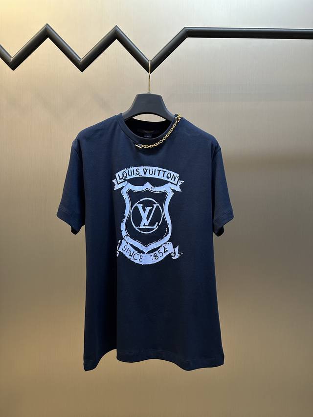 Lv 盾徽 印花短袖本款T恤选用舒软透气的棉质针织，成就休闲舒适的日常穿着体验。放大版路易威登盾徽图案洋溢浪漫学院风潮，肩头的拉链及链条元素彰显别致新意。Siz