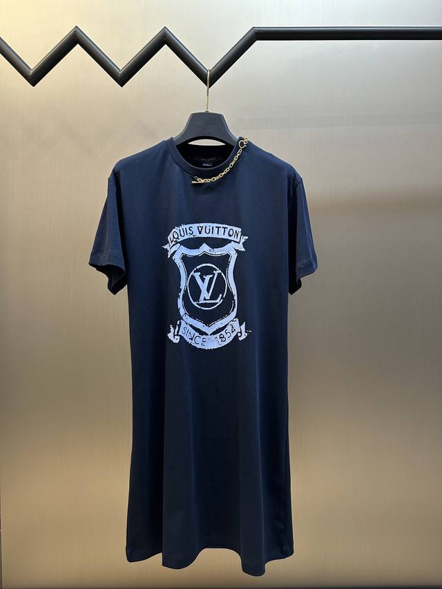 Lv 盾徽 印花连衣裙本款T恤连衣裙取材柔软棉质针织，以直身剪裁和优雅半高领演绎摩登学院风情。宽幅 Lv 盾徽印花栖身胸前，左肩点缀拉链与链条细节。Size：S