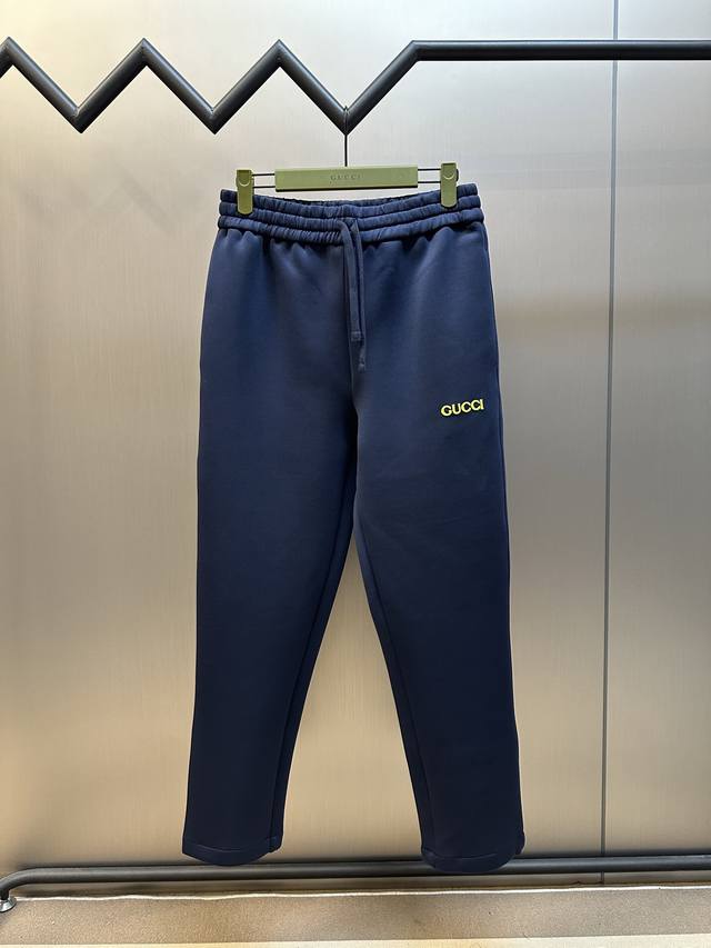 Gucci 饰贴饰针织长裤采用95%再生黏胶纤维与5%氨纶的黄金配比，织造出如第二层肌肤的柔感体验。黏胶纤维结构具有天然的亲水性，可快速吸收并蒸发汗液。特殊针织