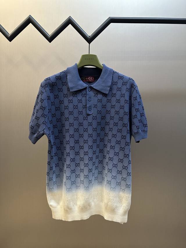 Gucci 针织棉提花翻领T恤品牌臻心诚献多款渐变色配色，意在凸显面料质感和颇具辨识度的Gg图案。这款翻领T恤以Gg针织棉提花面料打造，以深蓝色至白色渐变色匠心