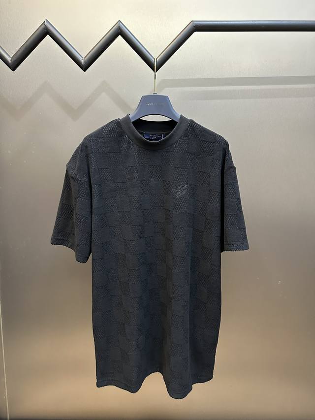 Lv 棋盘格毛巾布短袖Damier毛圈布，毛巾提花面料毛巾布是一种外观类似毛巾的织物，具有吸水性高、保暖性好、手感柔软、织物挺括、不易变形等优点，因此被称为毛巾