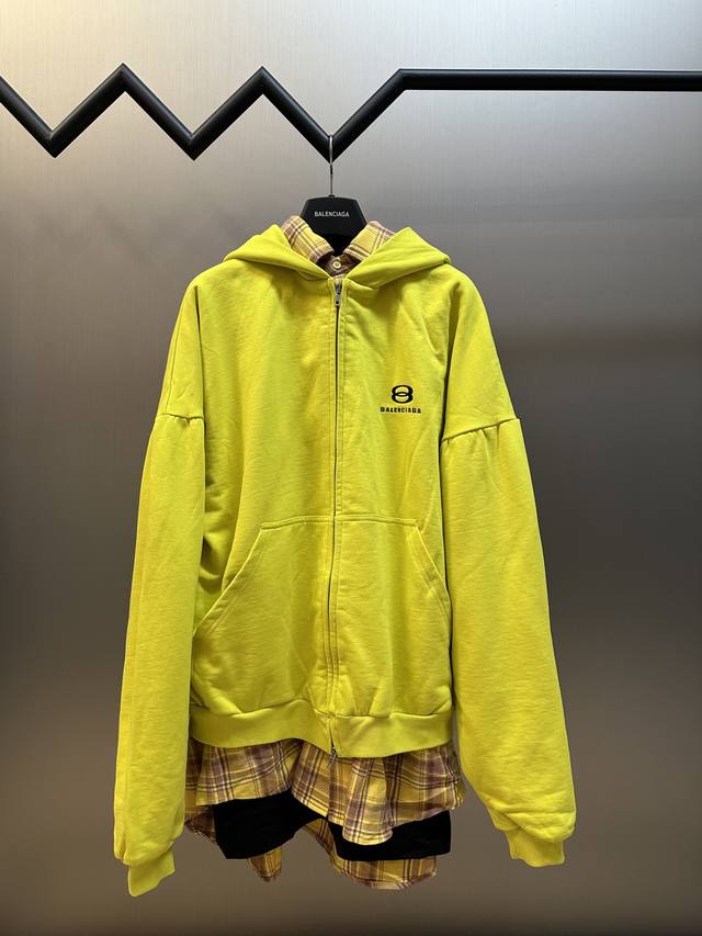 巴黎世家 三件套 卫衣整件衣服都是定制的，帽子单独做和原版一样八线，洗水炒色。外套定制高克重高密度面料，衬衫定织定染整体工艺对色重上到下左右对格，内里长袖也是本
